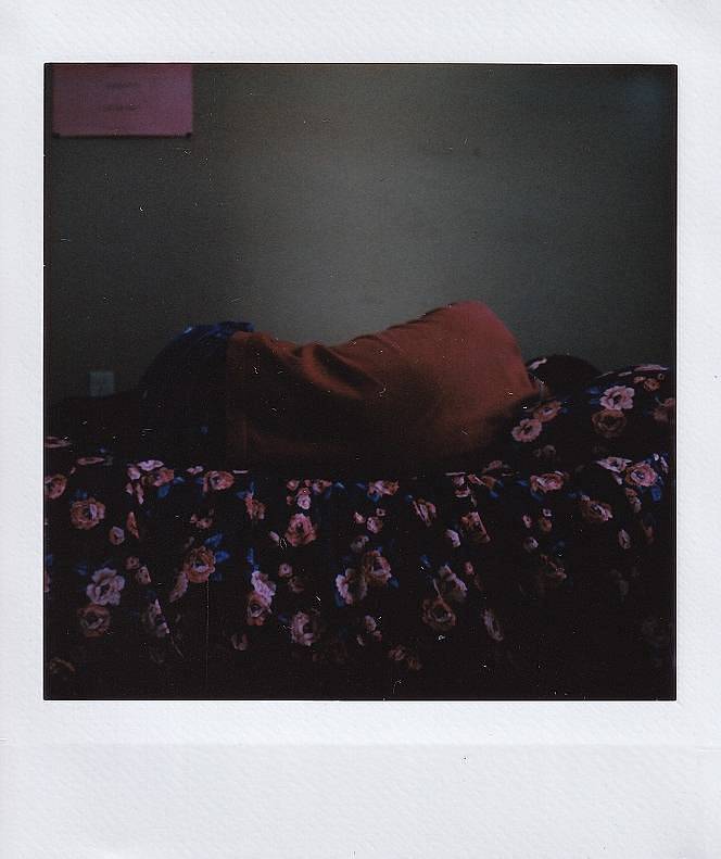Credits: David Alpert |在床上拍摄的自画像 2，堪萨斯城，21年11月7日 // 自画像，在床上蹦跳，周四晚上在 Cully 家做完晚餐后拍摄，23年3月16日 (4)