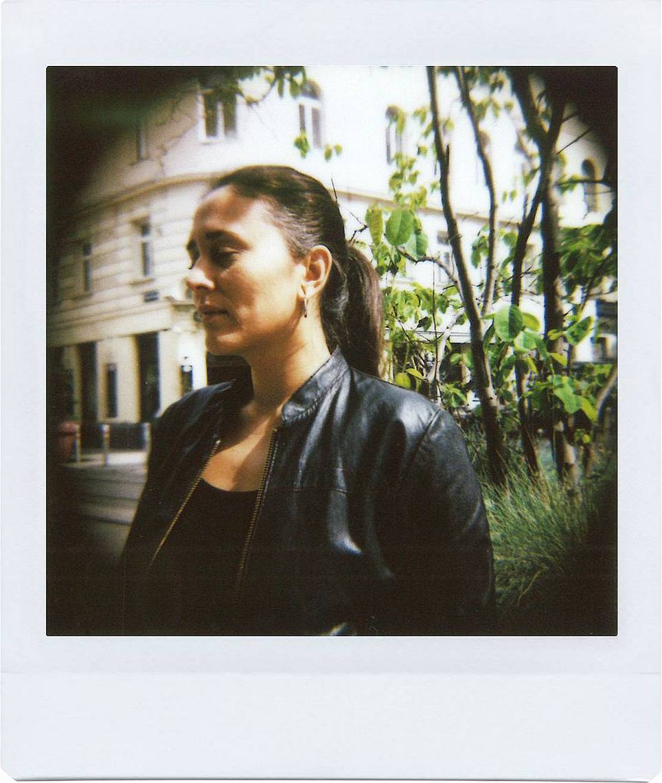 Left: Diana Instant Square 戴安娜方形拍立得 (使用玻璃镜头) | Right: Lomo'Instant Square Glass 方形拍立得相机 (使用人像镜头)