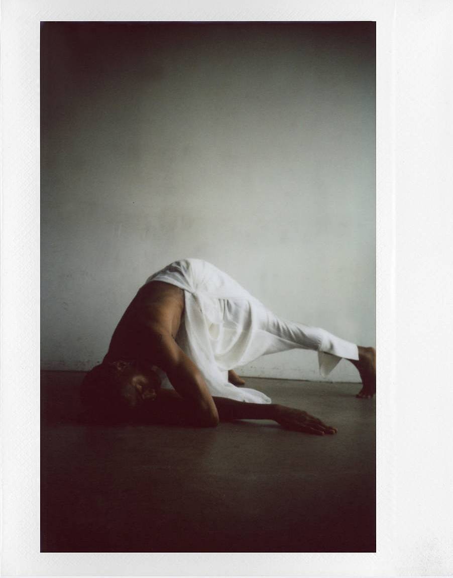 由 Mathilde Levistre 使用 Lomo'Instant Wide Glass 宽幅玻璃镜头拍立得相机拍摄；模特：Ethan Billups、Ikenna Njoku、Jenevieve Schlenz 和 Gabriel Lebow；Mathilde Levistre 的照片由 Ingridi Viruel 拍摄