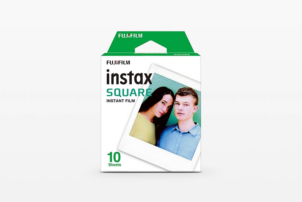 色々な場所で手軽に入手できる Fujifilm Instax Squareフィルム を使用します。