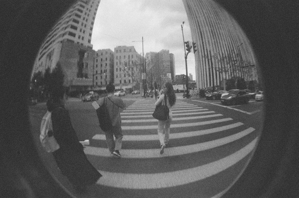 由 Doris 使用Fisheye No.2 135 和Lomography B&amp;W ISO 400 Berlin Kino 135 柏林黑白胶卷 拍摄