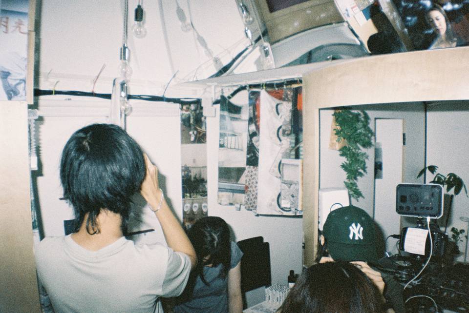 © 姜维 |  使用 La Sardina 沙丁鱼胶片相机连闪光灯－白色 DIY 版 拍摄（第 1 张搭配 Fritz the Blitz 闪光灯红色滤镜）