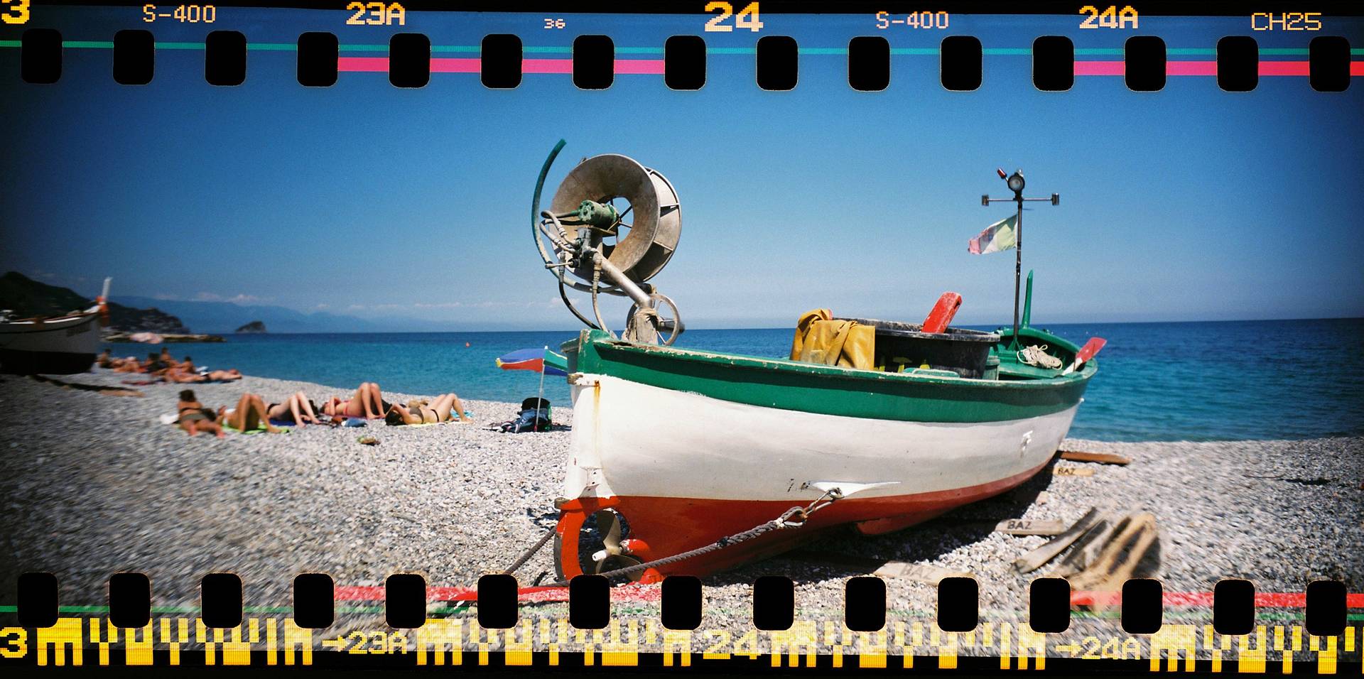 由 gaz 以 Lomo LC-A+ 拍摄的标准 35mm 照片、dianasaur 以 Diana Mini 拍摄的半格照片、sirio174 以 Sprocket Rocket 拍摄含齿孔的全景照片。