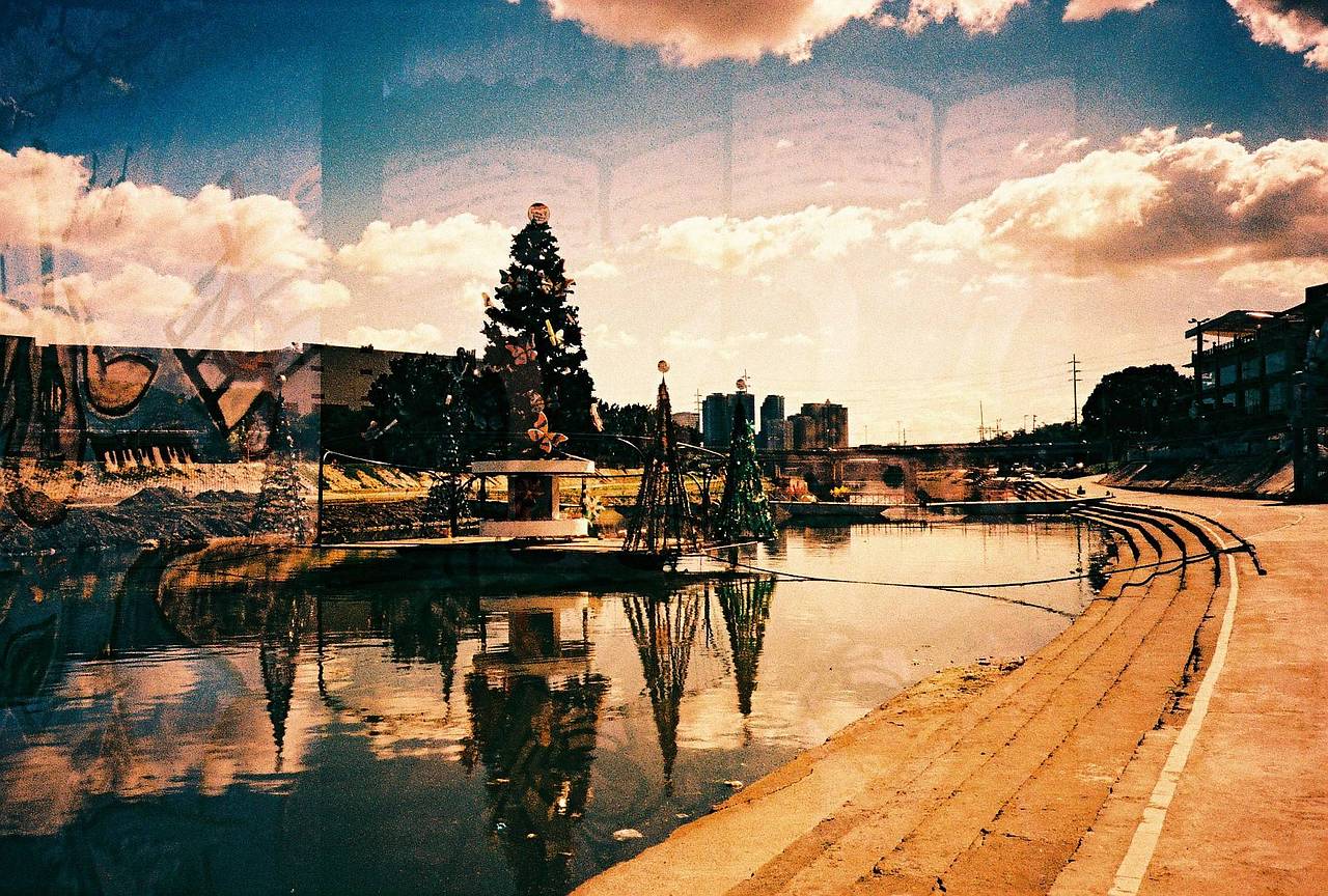 马里基纳河公园 (Marikina River Park)  被当地人称为 Riverbanks，是马里基纳河畔的一处多功能开放式场所。无论是与朋友一起野餐放松，还是进行一场 LomoWalk 拍摄河流，亦或是参加骑行、篮球等活动以及加入城市的文化盛会，马里基纳的这一地点都绝对值得一游！带上一卷 LomoChrome Purple 胶卷，观察这条标志性河流的颜色如何发生梦幻般的转变。（Photo by lakandula ）