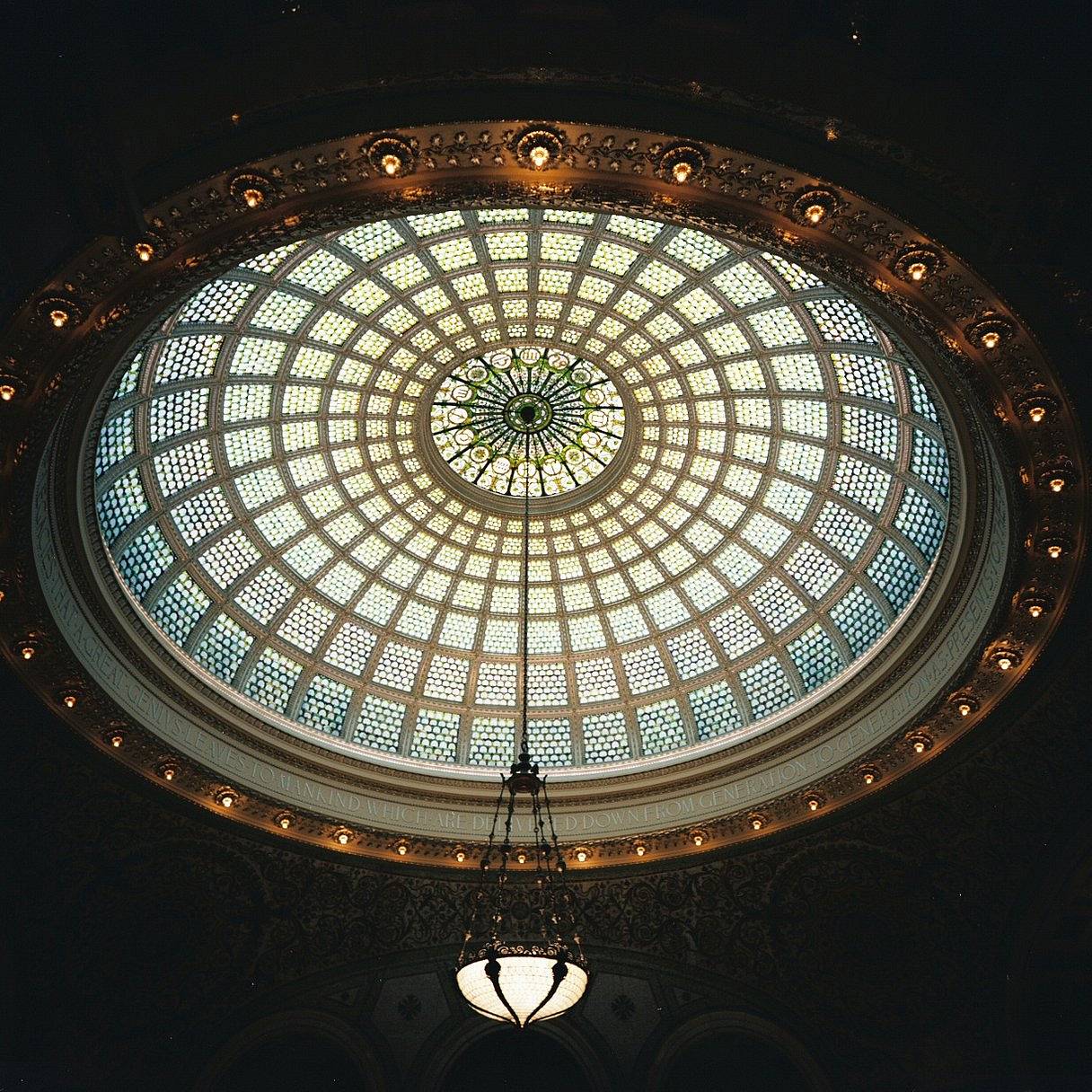 芝加哥文化中心（Chicago Cultural Center） 这座令人惊叹的地标建筑，曾是芝加哥的公共图书馆，以两扇彩色玻璃穹顶而闻名，如今也是各类文化活动的举办场所。新古典主义的建筑风格，是中画幅摄影捕捉繁复细节的绝佳画布。要不要带上一台 Lomo LC-A 120 胶片相机来试试？别忘了把你在这个美丽地方发现的好角度，分享给社群！(Photo by rwins)