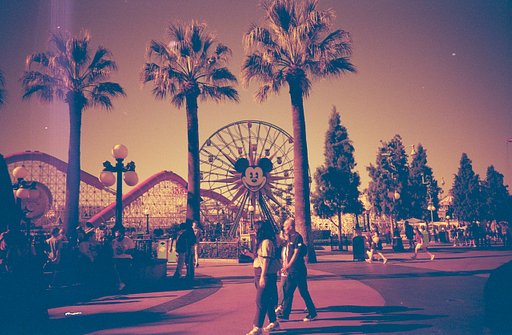 Edward Conde Memotret Nostalgia Disneyland dengan Lensa Art Minitar-1 dan Film Lomography