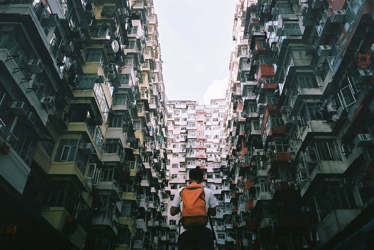 益昌大厦 又名怪兽大厦，是由五栋相连的住宅组成的建筑群，这里既是热门摄影点，也是多部电影的取景地。使用 Atoll 环屿超广角艺术镜头 拍摄，有助于完整捕捉建筑群的宏大尺度与精妙细节 —— 让你能拍出凸显其独特设计的惊艳照片。(Photo by chu-hsuan63 )