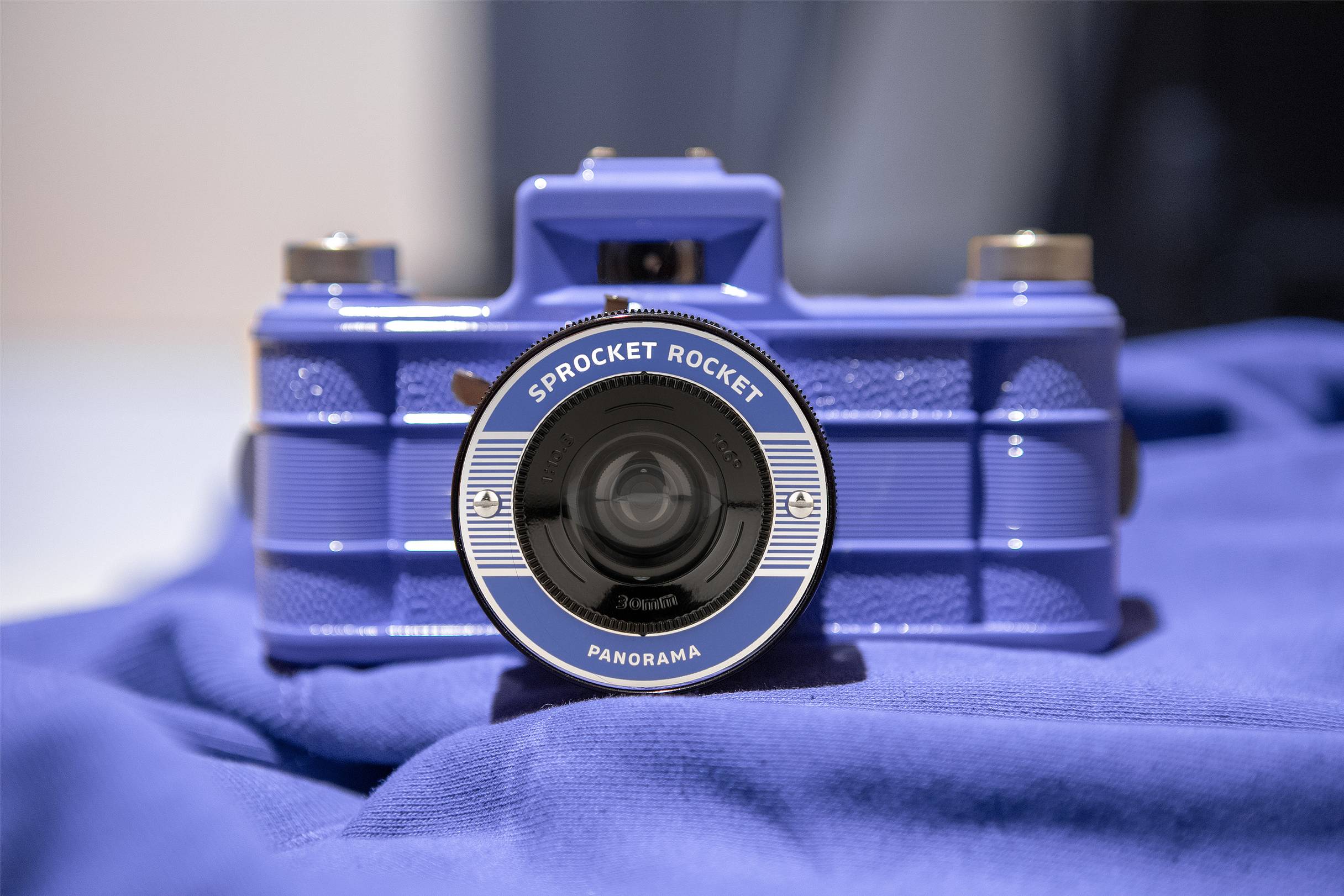 パノラマカメラのSprocket Rocketに新色が2つ加わりました！ · Lomography