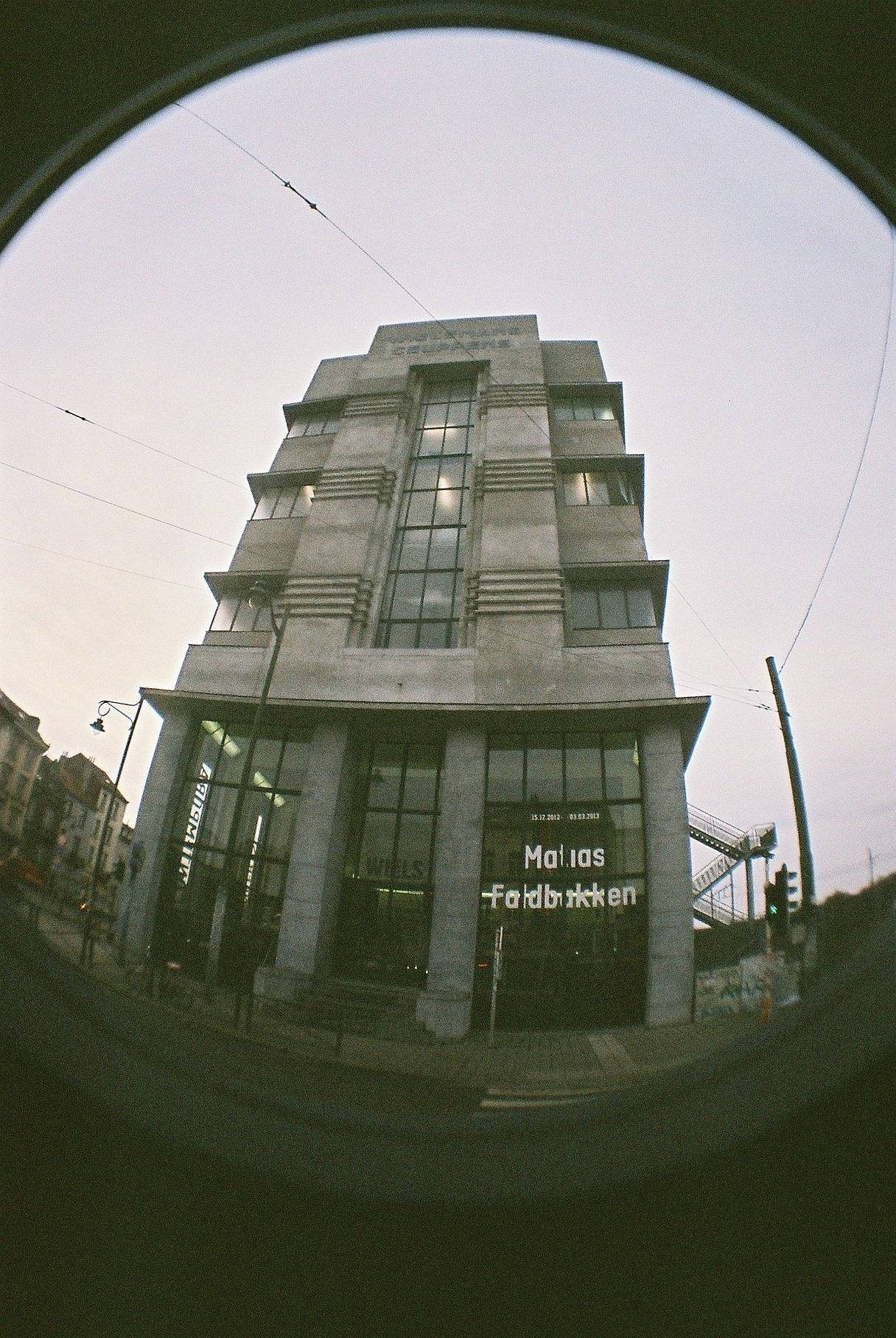 WIELS 当代艺术中心 坐落于一座旧啤酒厂内，入口处的老式铜制酿酒桶带你走进这座建筑 —— 粗犷的建筑结构与内部的当代艺术作品形成鲜明对比。来到这里，你可以尽情想象艺术作品与场地悠久历史之间的对话，也可以单纯在咖啡馆里喝杯啤酒、品尝小食，享受悠闲时光。(Photo by bennie )