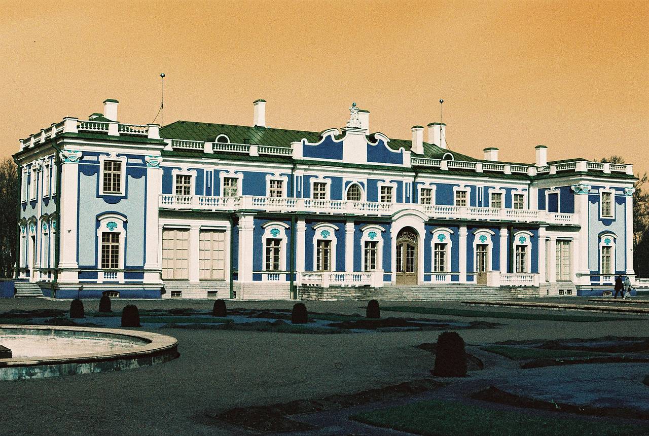 卡德里奥尔格公园（Kadriorg Park） 内的巴洛克花园、池塘和白桦林，为分布在其中的博物馆铺陈出柔和的序章——从线条分明的 库穆艺术博物馆（Kumu Art Museum） 到附近巴洛克风格的  卡德里奥艺术博物馆（Kadriorg Art Museum） ，都坐落在这片绿意之中。春天有花，秋天有安静的金色，露台和小径在树木与石灰岩之间展开层叠的视野。在这里，很容易放慢脚步，漫无目的地走走。天气晴朗时可以试试 LomoChrome Turquoise ISO 100–400 绿松石胶卷 ，也别忘了去天鹅池边看看平静的水面倒影。 (Photo by ralf_westerfellhaus )
