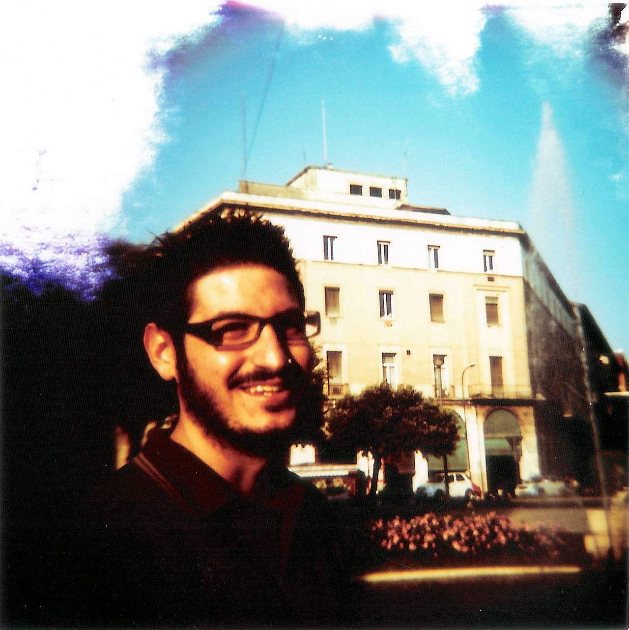 Piazza dei Martiri 是位于科尔蒂纳（Cortina）中心地带的一个热闹广场，非常适合进行真实的街头摄影并捕捉当地人自然流露的瞬间。保持构图宽松，尝试“盲拍”（从腰部高度按快门），以捕捉人群最自然的流动状态。(Photo by zatto )
