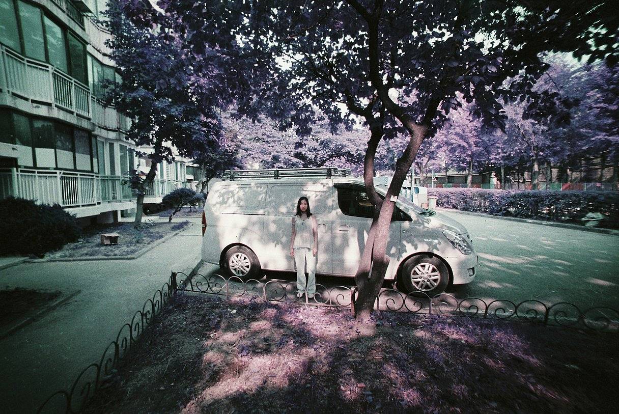 © Jiun | Lomo LC-Wide 广角胶片相机 | LomoChrome Purple ISO 100–400 135 紫调负片－ Pétillant 汽泡特別版 | Model: Hae-ro Kang