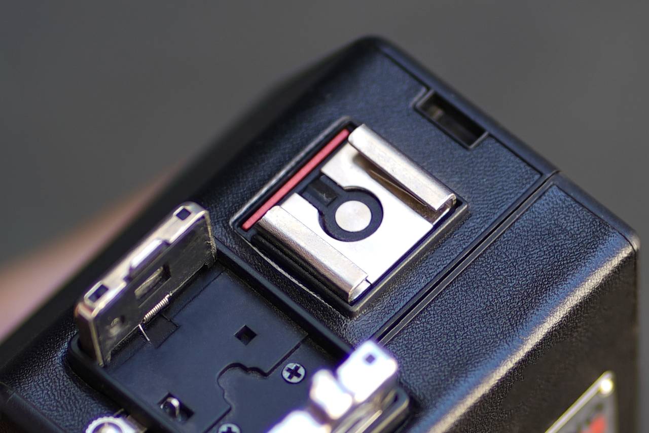 *可以加试闪光灯*－在 LomoKino 顶部具有热靴底座。