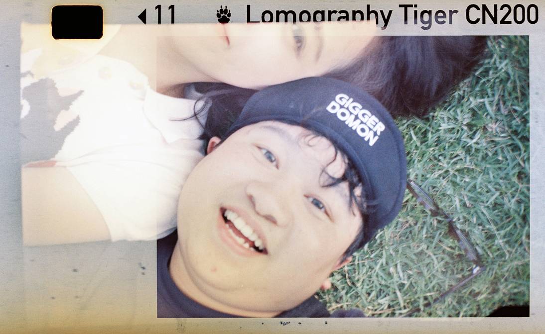Credits: 杨荣杰 李俊琪｜ LomoChrome Color '92 ISO 400 110 日落版、 Lomography CN Tiger 110 负片胶卷