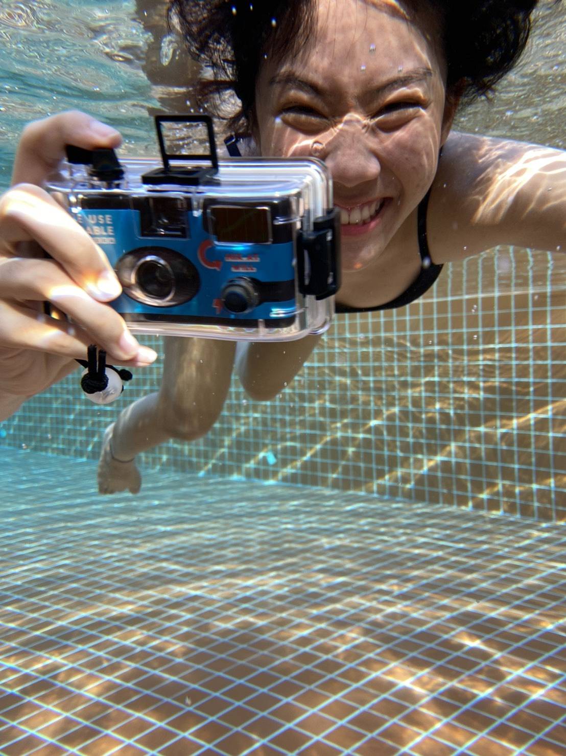 深呼吸往水中探险 － 你还可选购潜水壳版本的 Simple Use 胶片相机，潜入深至 10 米的水底纪录神奇的海洋世界。