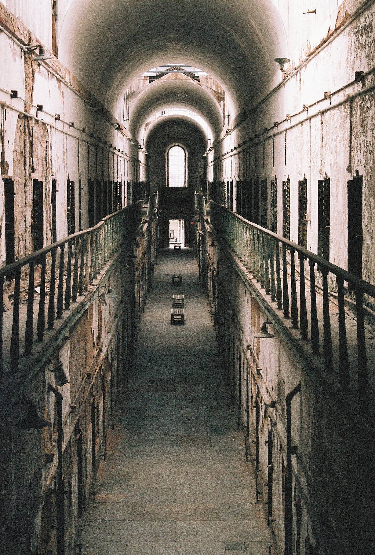 ‌东部州立监狱（Eastern State Penitentiary） 是世界上第一座真正意义上的监狱，以关押过 Al Capone 等著名囚犯而闻名。它的建筑风格也很独特，甚至在白宫之前就已经通上了自来水和暖气。有人说这里闹鬼，不妨试试 长曝光拍摄，看看能不能拍到幽灵的身影！ (Photo by cyril_imbert)