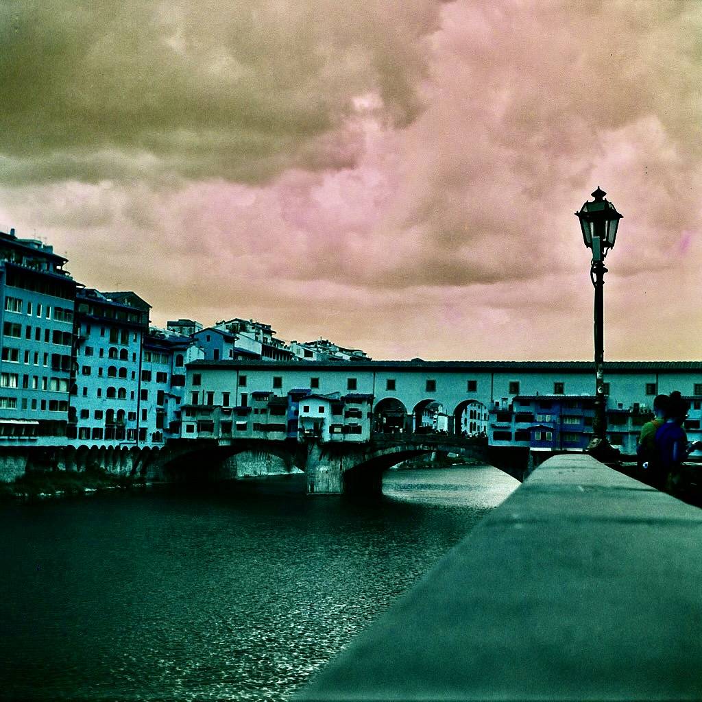 佛罗伦萨最出类拔萃的桥梁非 老桥 (Ponte Vecchio) 莫属。它横跨市中心的阿尔诺河，为你提供了观赏这座托斯卡纳首府的壮丽视角。它如今的外貌可以追溯到 1565 年，当时乔治·瓦萨里为科西莫一世建造了高架的瓦萨里走廊 (Vasari Corridor)，将旧宫与碧提宫连接起来。哪怕只是为了欣赏那些琳琅满目的珠宝店橱窗，或是为了感受那一抹动人的河景，这里都绝对值得你亲身走上一遭！Photo by roundmidnight
