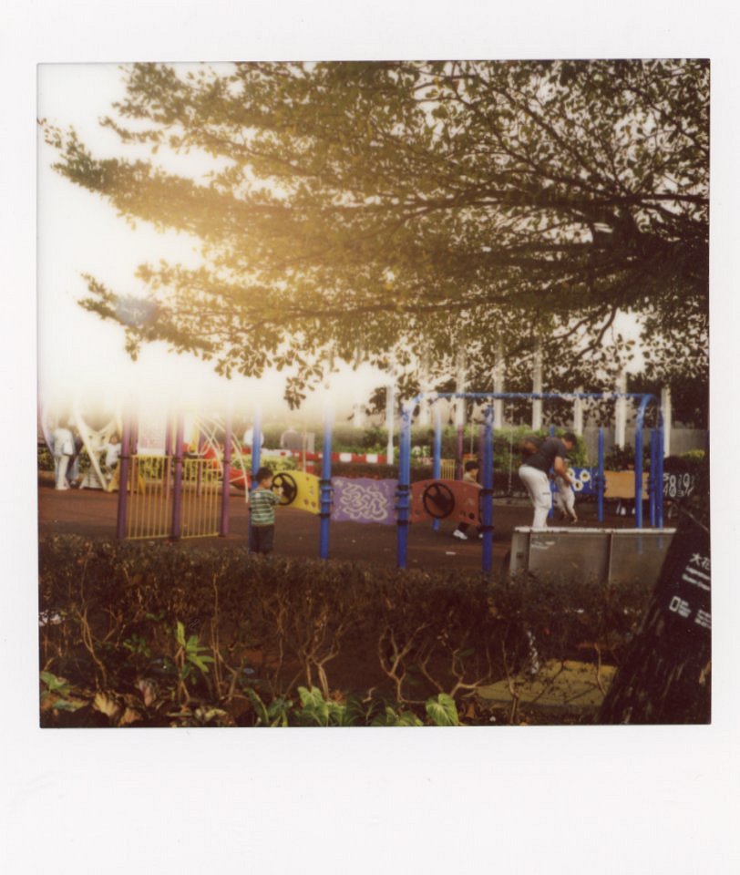 【Lomo’Instant Square Glass 方形拍立得相機】#小編實測｜用雙重曝光拼貼出黃昏片刻 · Lomography