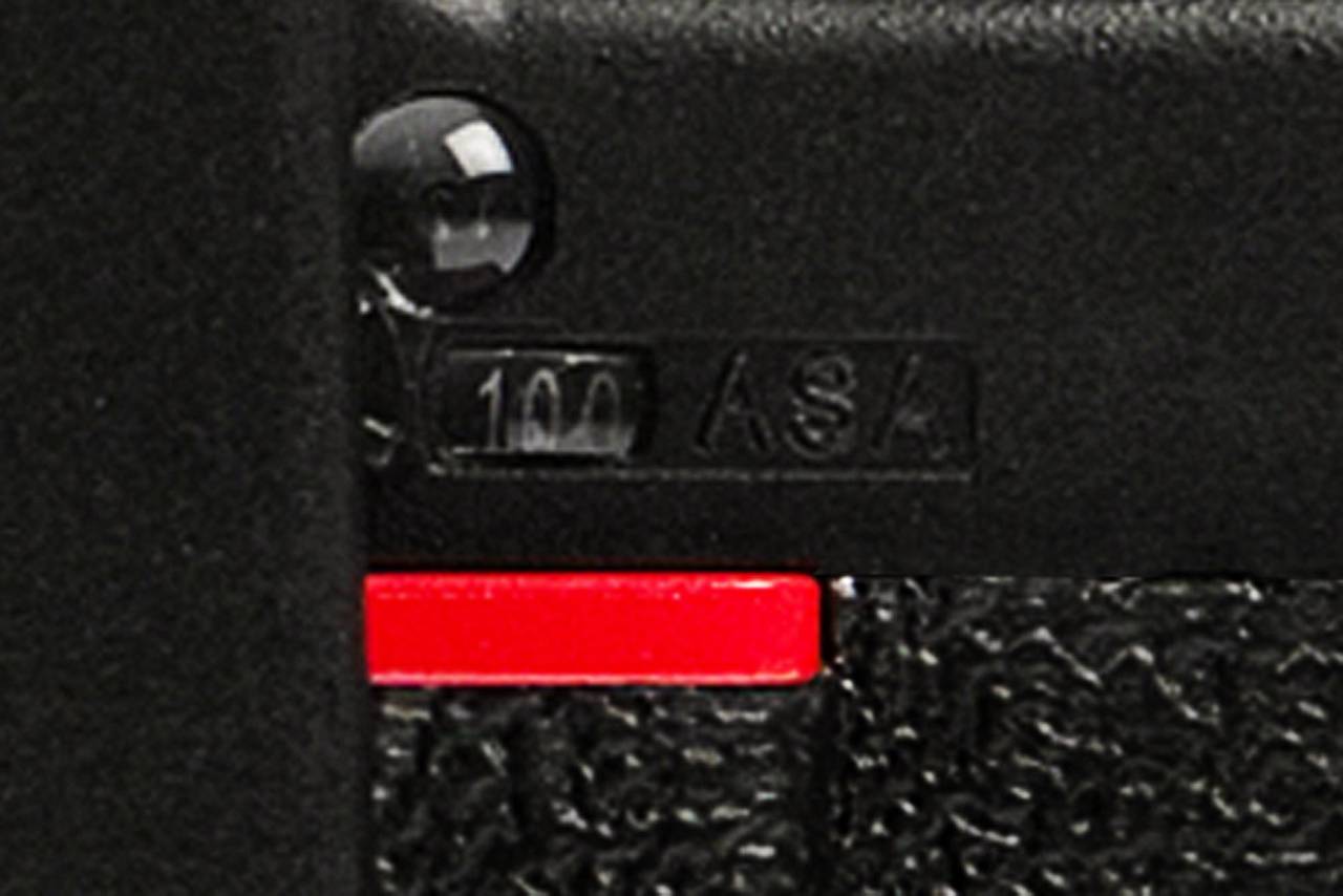 胶卷 ISO 范围由 100-1600 均可 － 不论你是以高 ISO 或低 ISO 的胶卷拍摄，你都可以切换 LC-Wide 相机的设定配合。