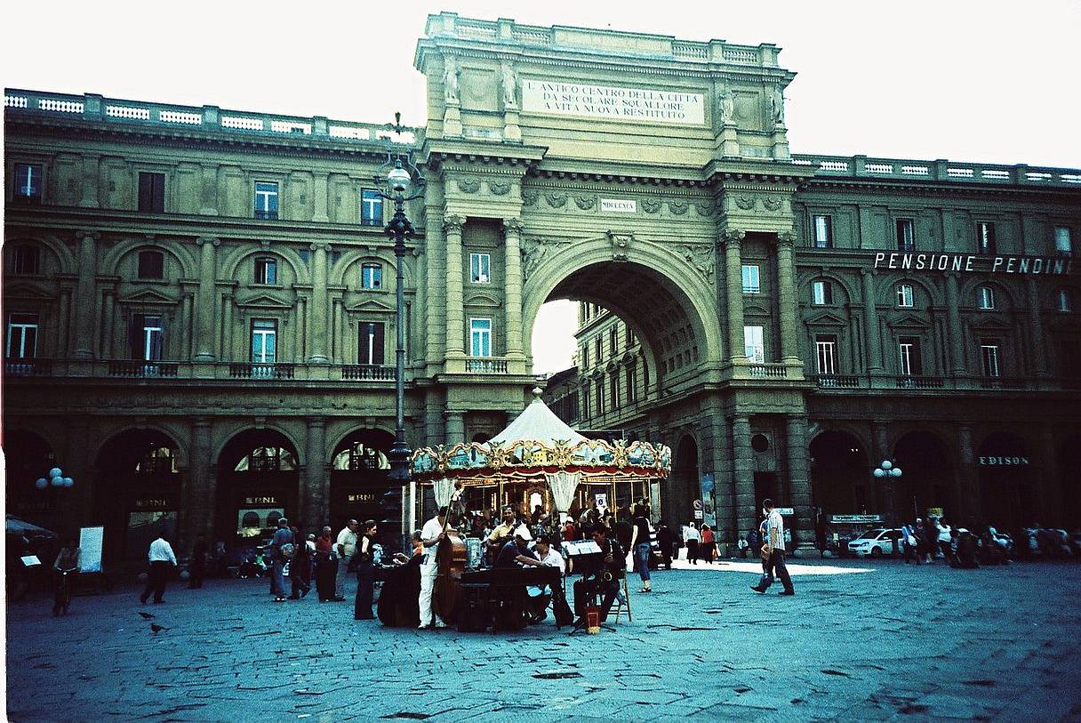 共和广场 (Piazza della Repubblica) 是一座迷人的广场，这里有一座装饰着精美木马与马车的复古旋转木马，几代以来它一直是佛罗伦萨的标志性景观。这座旋转木马不仅是一个旅游景点，更是一段历史的缩影；它在意大利人心中占有特殊的地位，象征着庆典、欢乐与传统。(Photo by magari )