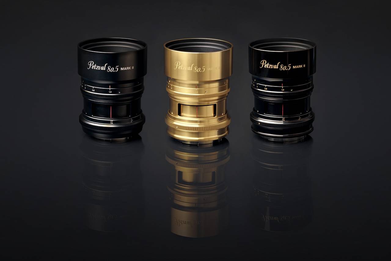 三种镜身款式选择 － Petzval 80.5mm f/1.9 MKII 镜头拥有黄铜、黑铜、黑铝三种镜身款式，镜头卡口可选 Canon EF 或 Nikon F。