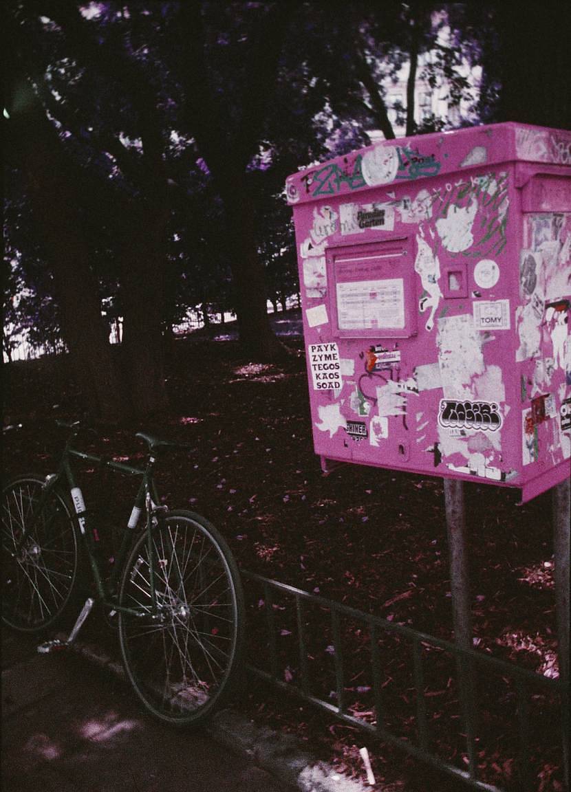 Credits: Elisa Parrino | 使用 Simple Use 拍拍乐半格畅拍胶片相机 搭配 LomoChrome Classicolor ISO 200 135 经典版彩色负片胶卷 、LomoChrome Metropolis ISO 100–400 135 大都会胶卷 、LomoChrome Purple ISO 100–400 135 紫调负片 Pétillant 汽泡特別版 与 Lomography B&W Lady Grey ISO 400 135 黑白胶卷 拍摄