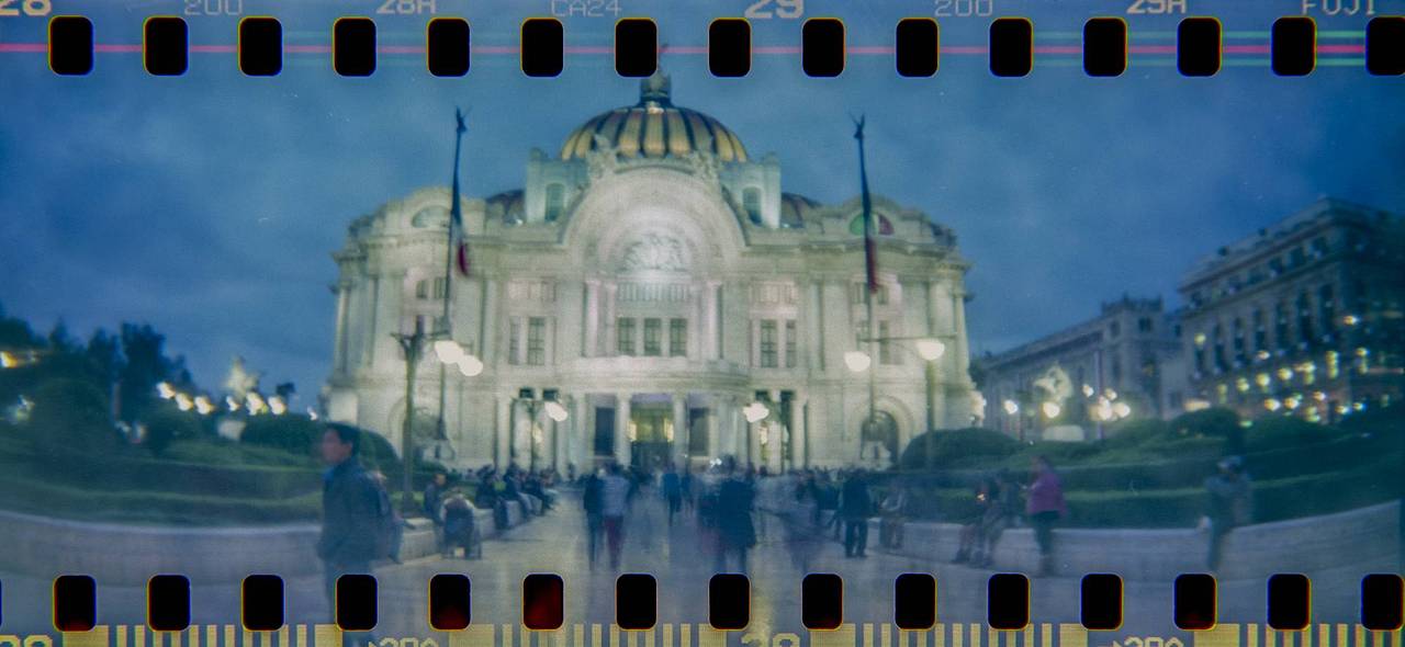 艺术宫 （Palacio de Bellas Artes） 坐落于墨西哥城历史中心，是国家舞蹈团、国家交响乐团等多个艺术团体的驻地。走进里面，你会看到墨西哥最著名艺术家们的壁画，比如 Diego Rivera、Jose Clemente Orozco 和 Robert Montenegro。欣赏一下装饰艺术风格的内部装饰，找到飞马雕像，再用 Sprocket Rocket 相机拍一张新古典主义与新艺术运动风格的外立面，将整座惊艳的建筑完整收入画面。之后，可以顺道去几步之遥的 阿拉梅达中央公园 （Alameda Central） 散散步。(Photo by fotovilleda)