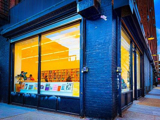 Mast Books 是一家藏在东村一隅的低调书店，以其精挑细选的艺术、摄影及珍稀读物闻名。店内氛围悠闲温馨，除了可以阅读到特别刊物和限量版印刷品外，这里还经常展出本地艺术家的作品，非常适合漫游式地浏览，寻一份灵感或特别的收藏品带走。