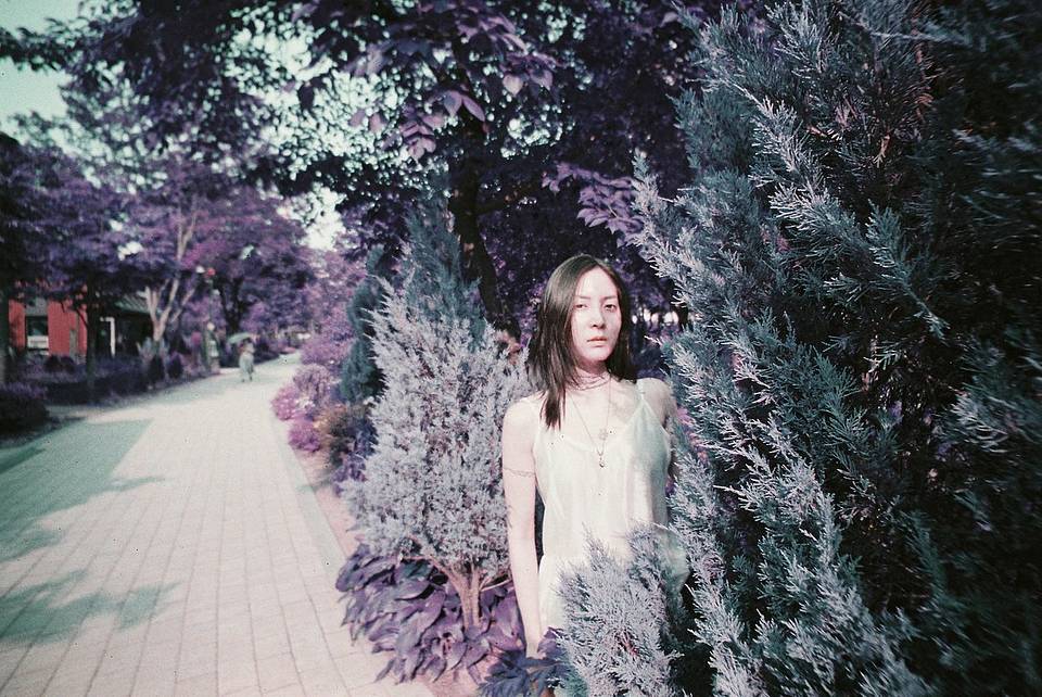 © Jiun | Lomo LC-Wide 广角胶片相机 | LomoChrome Purple ISO 100–400 135 紫调负片－ Pétillant 汽泡特別版 | Model: Hae-ro Kang