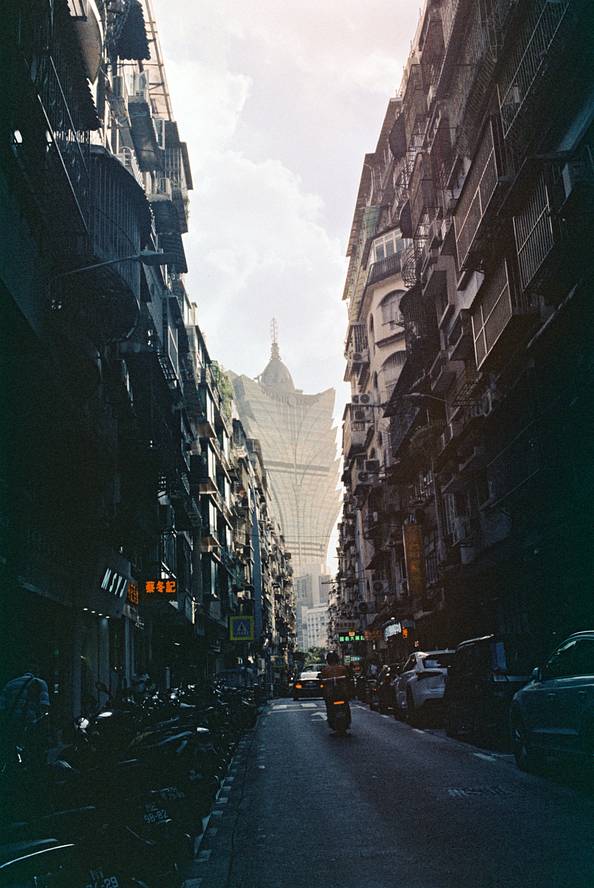©广州 Gagman ｜LomoChrome Classicolor ISO 200 135 经典版彩色负片