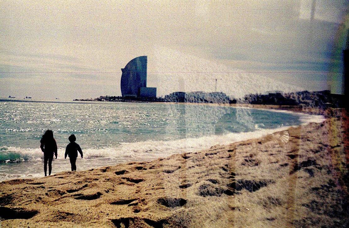巴塞隆内塔（La Barceloneta） 融合了历史气息与沙滩氛围，是一个充满活力的海滨街区。狭窄的街巷、热闹的沙滩与独特的建筑让它成为用 Fisheye No.2 135 第二代鱼眼胶片相机 拍出巴塞海边生活趣味的好地点。