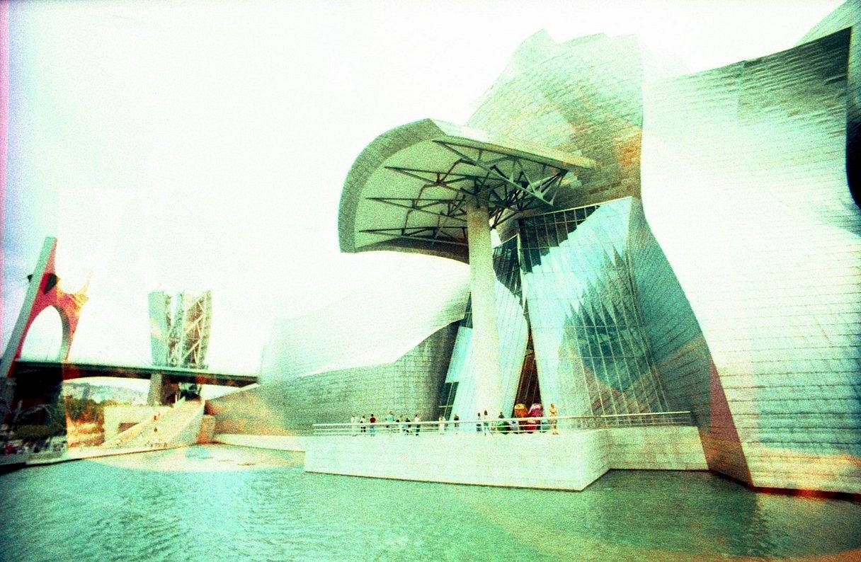 毕尔巴鄂古根海姆博物馆（Museo Guggenheim Bilbao） 作为标志性的建筑杰作和当代艺术的殿堂，是必游之地。建筑本身充满了戏剧性的曲线和金属表面，而户外雕塑——如路易丝·布尔乔亚（Louise Bourgeois）的《妈妈》（Maman）——为你的镜头增添了超现实的力量。带上你的 Fisheye No.2 鱼眼胶片相机，在大蜘蛛雕塑周围尽情玩转畸变效果吧。(Photo by sye )