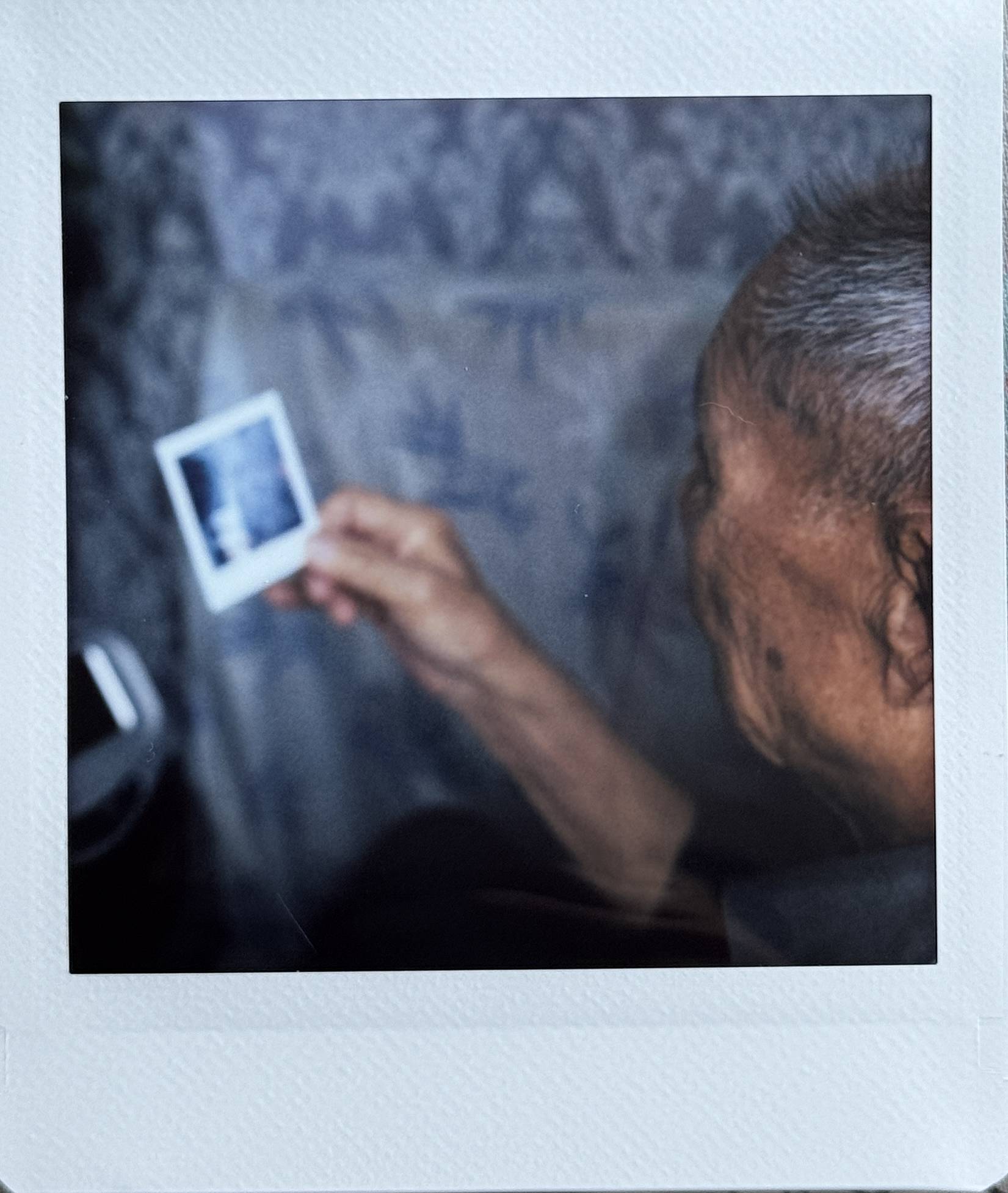 姥爷指导：“这个光线不太行，你得等太阳再往下点。”“不能这么按，得稳住，别抖。”