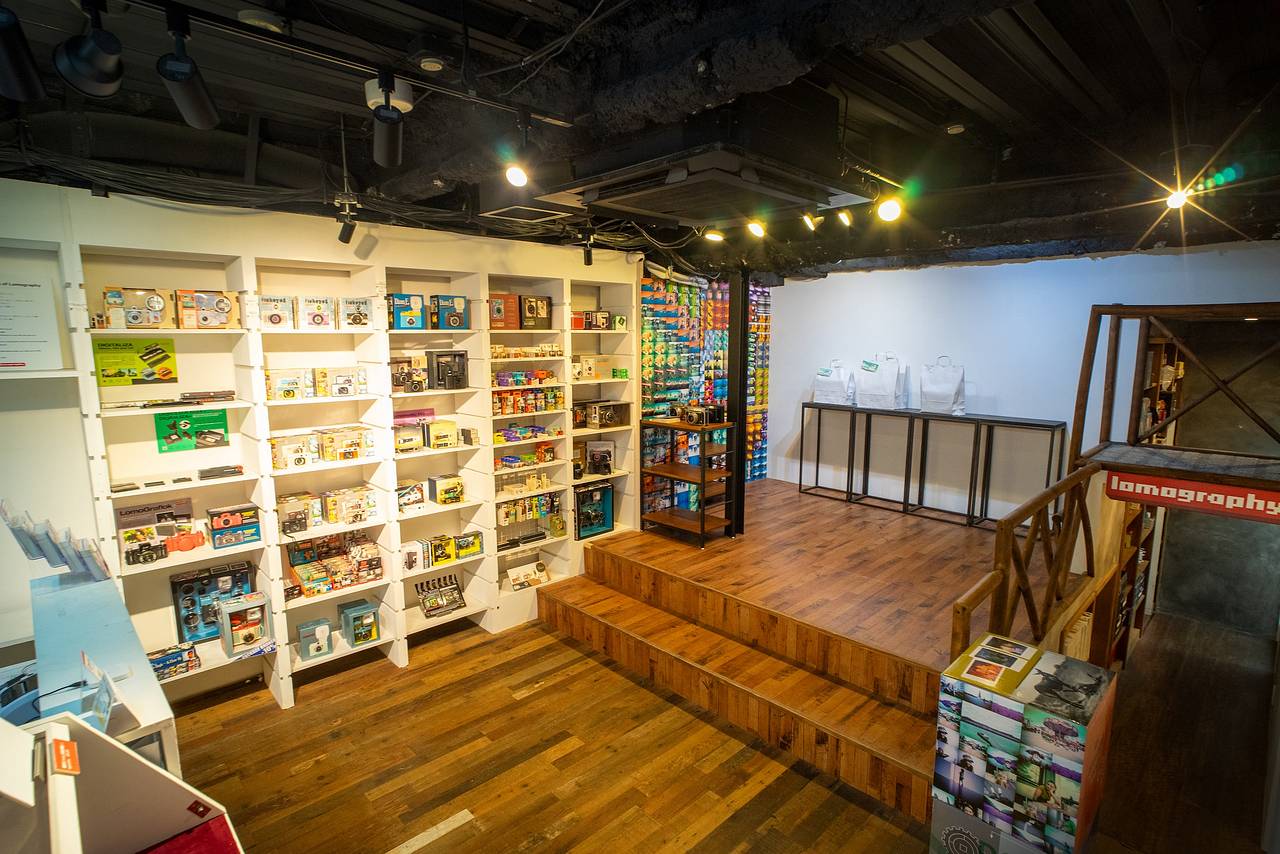 Lomography+ 是位於東京神保町 (Jimbo-cho) 的官方 Lomography 商店。在 Lomography+，你可以購買所有 Lomography 產品，包括底片、相機和鏡頭。