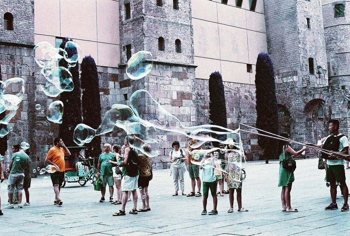 哥特区（Barri Gòtic） 的狭巷、隐秘庭院与中世纪建筑总是能给胶片爱好者们提供无穷无尽的拍摄灵感。石砌墙面与古老细节，让它成为用 Diana 戴安娜 F+ 胶片相机 捕捉历史韵味的理想之地 – 相机增添的梦幻般美感，以及 多重曝光 带来的神秘感，一定能让你拥有满意的大片。（Photo by sergiparra）