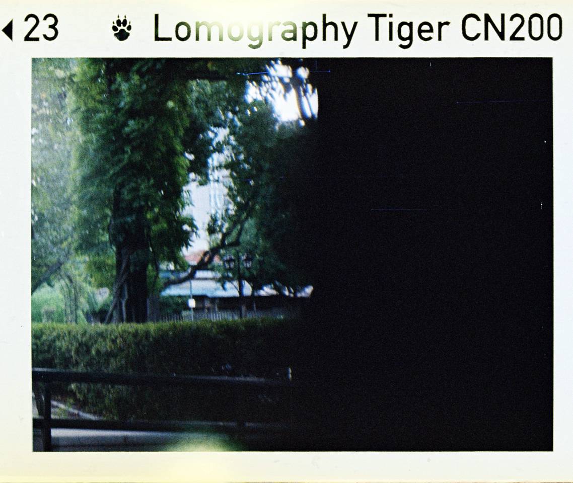 Credits: 杨荣杰 李俊琪｜ LomoChrome Color '92 ISO 400 110 日落版、 Lomography CN Tiger 110 负片胶卷