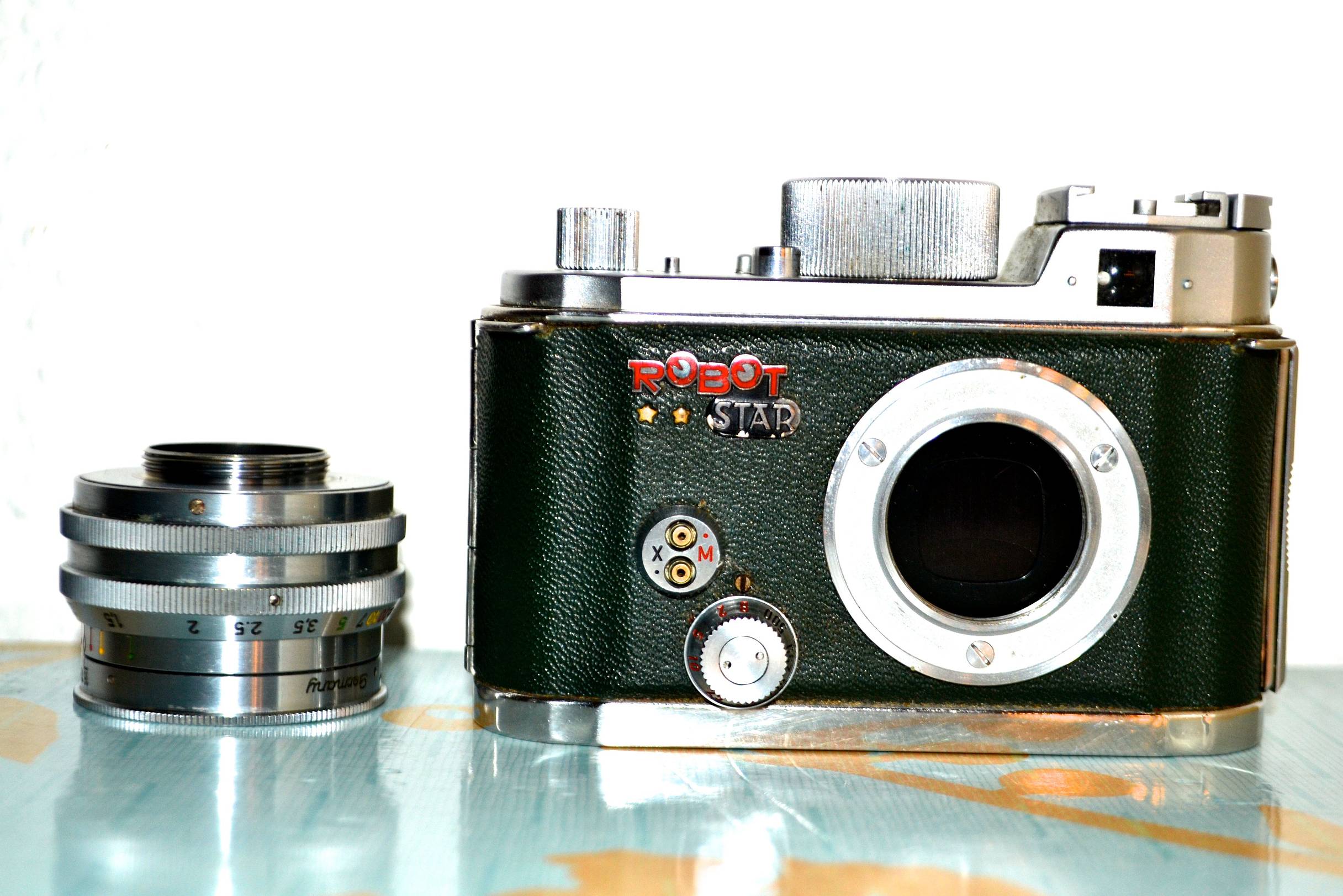 Berning Robot Star: Small but mighty · Lomography