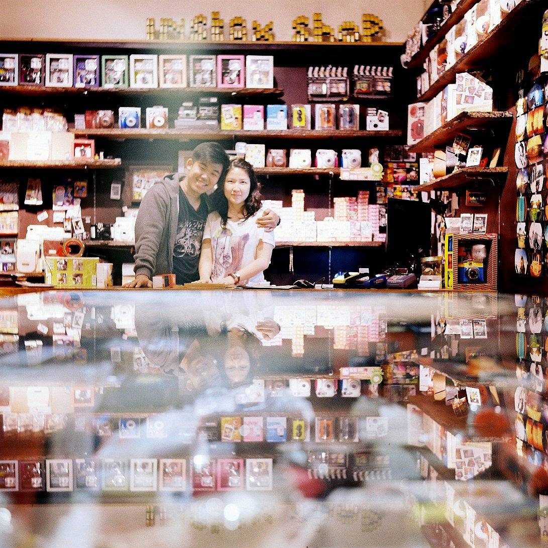 Instaxshop 多年来一直是我们在万隆最靠谱的合作伙伴！他们家有超多 Lomography 产品 —— 从相机到胶片应有尽有。你来万隆的时候，一定要去逛逛！(Photo by adi_totp )