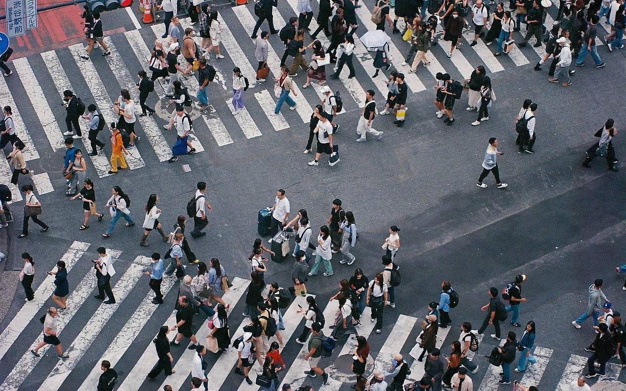 澀谷十字路口 (Shibuya Scramble Crossing) 是世界上最繁忙的行人穿越道之一，你可以在這個路口捕捉到東京都市活力的動態景觀，非常適合紀錄這座城市最著名的喧囂場景。Lomo LC-Wide 是拍攝寬廣、動感街頭照片的絕佳選擇。Photo by pollo305