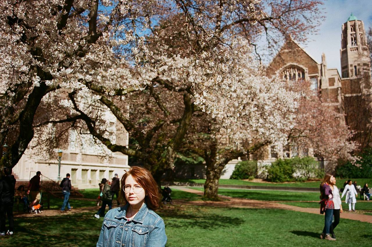 华盛顿大学西雅图校区（University of Washington Seattle Campus） 是这座城市最美的地方之一，建筑风格出众，春天还有樱花（去之前记得查一下花期），校园里也能看到西雅图的城市景色。可以逛逛 Suzzallo 图书馆（Suzzallo and Allen Libraries），尤其是那间常被称为“哈利·波特阅览室”的阅读厅。(Photo by doppelgangerdev)