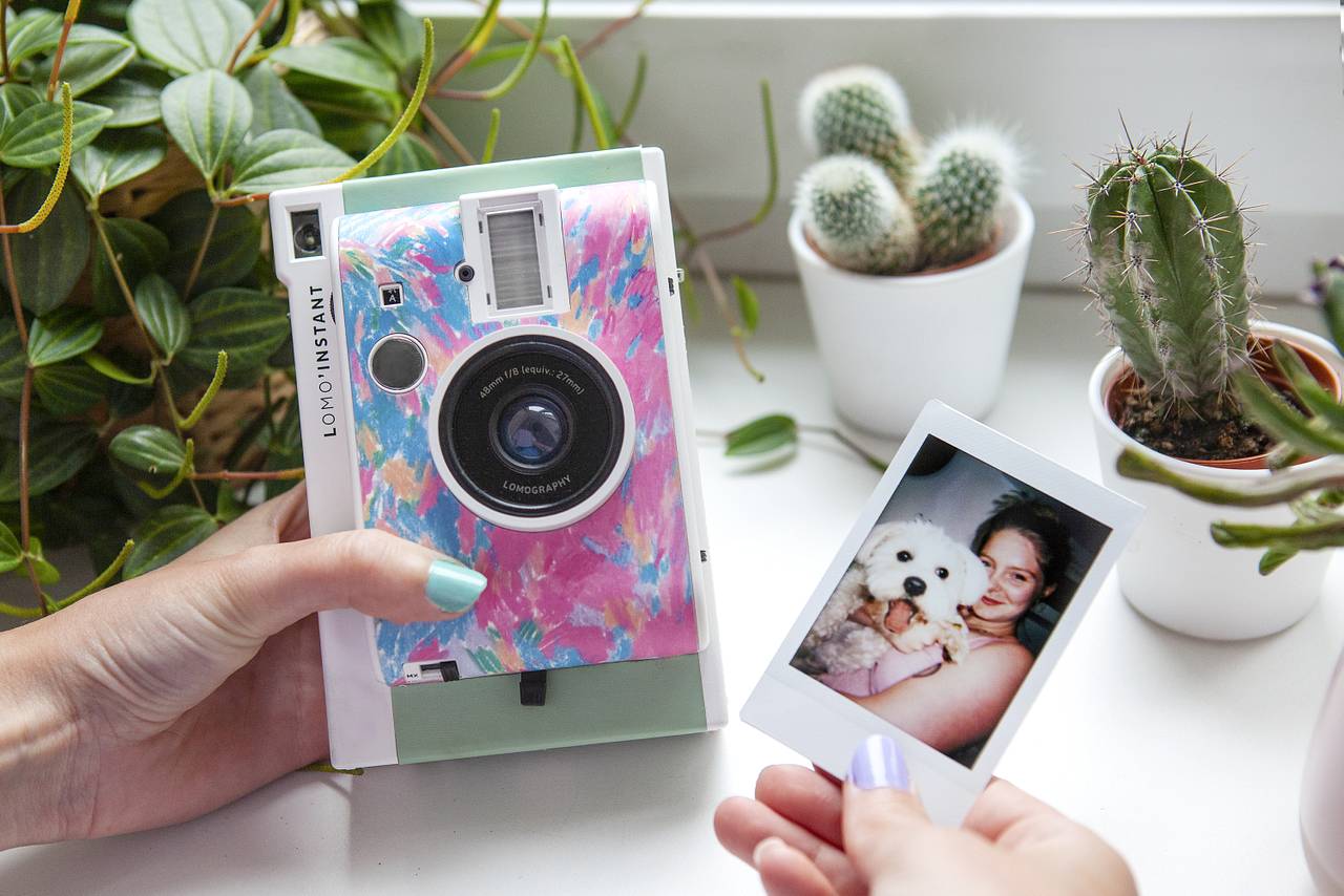 Hold the magic of instant photography in your hands within seconds. Nothing beats a bit of instant photographic gratification – no labs or development required!