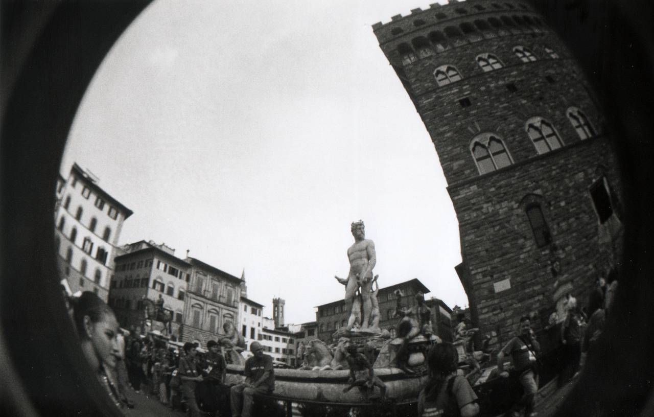 你绝对不能错过 领主广场 (Piazza della Signoria) ，自 14 世纪以来，这里一直是佛罗伦萨政治生活的中心。雄伟的 旧宫 (Palazzo Vecchio) 俯瞰着广场，米开朗基罗的《大卫》雕像（复制品）矗立其前，使这里成为了佛罗伦萨当地人与无数游客的汇聚之地。建议使用 Lady Grey B&amp;W ISO 400 黑白胶卷来拍摄这里的十几座雕像，在历史底蕴的映衬下，定格出一种永恒的经典质感。Photo by eellee