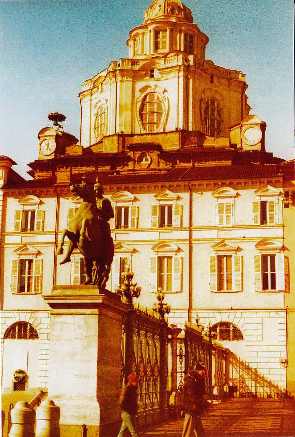 由kage 拍摄于从左至右： 圣洛伦索皇家教堂 (Real Chiesa di San Lorenzo) 和 法兰科·巴尔比斯桥 (Franco Balbis bridge)