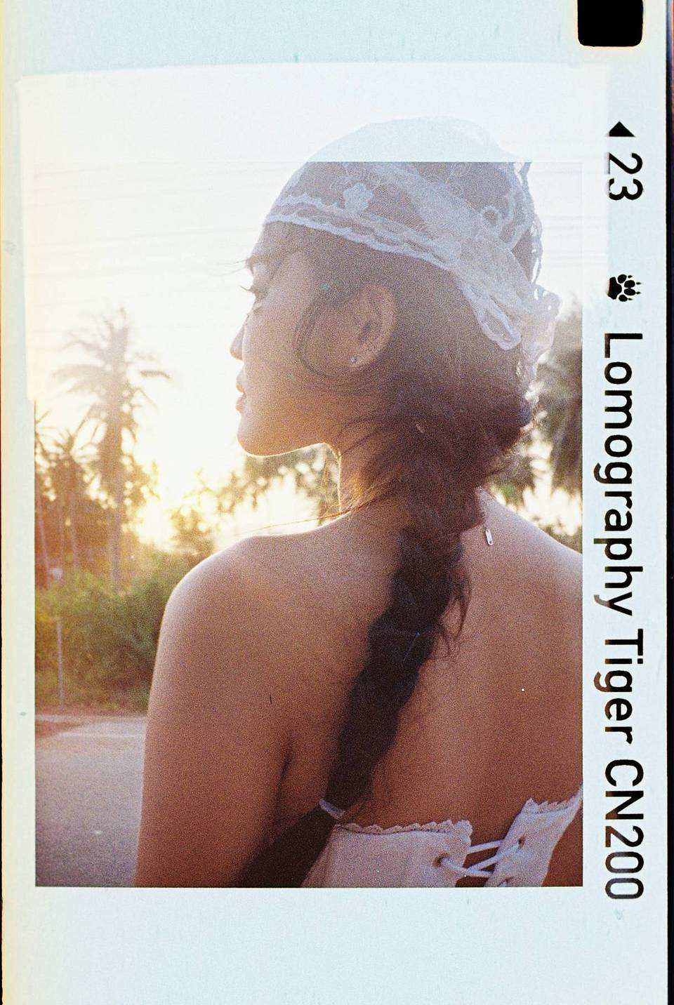 照片由 Film Full Photo 拍摄｜使用 Lomomatic 110 自动玻璃镜头胶片相机连闪光灯 & Lomography Tiger CN ISO 200 110 彩色负片胶卷