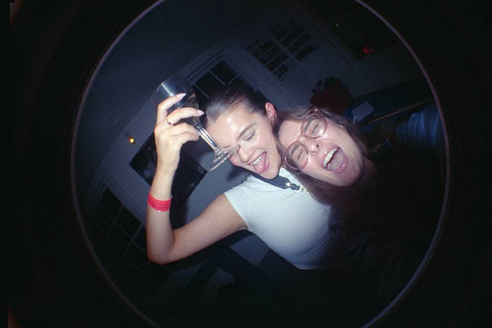 STONE 乐队用 Fisheye No.2 135 第二代鱼眼胶片相机记录 House Party 巡演
