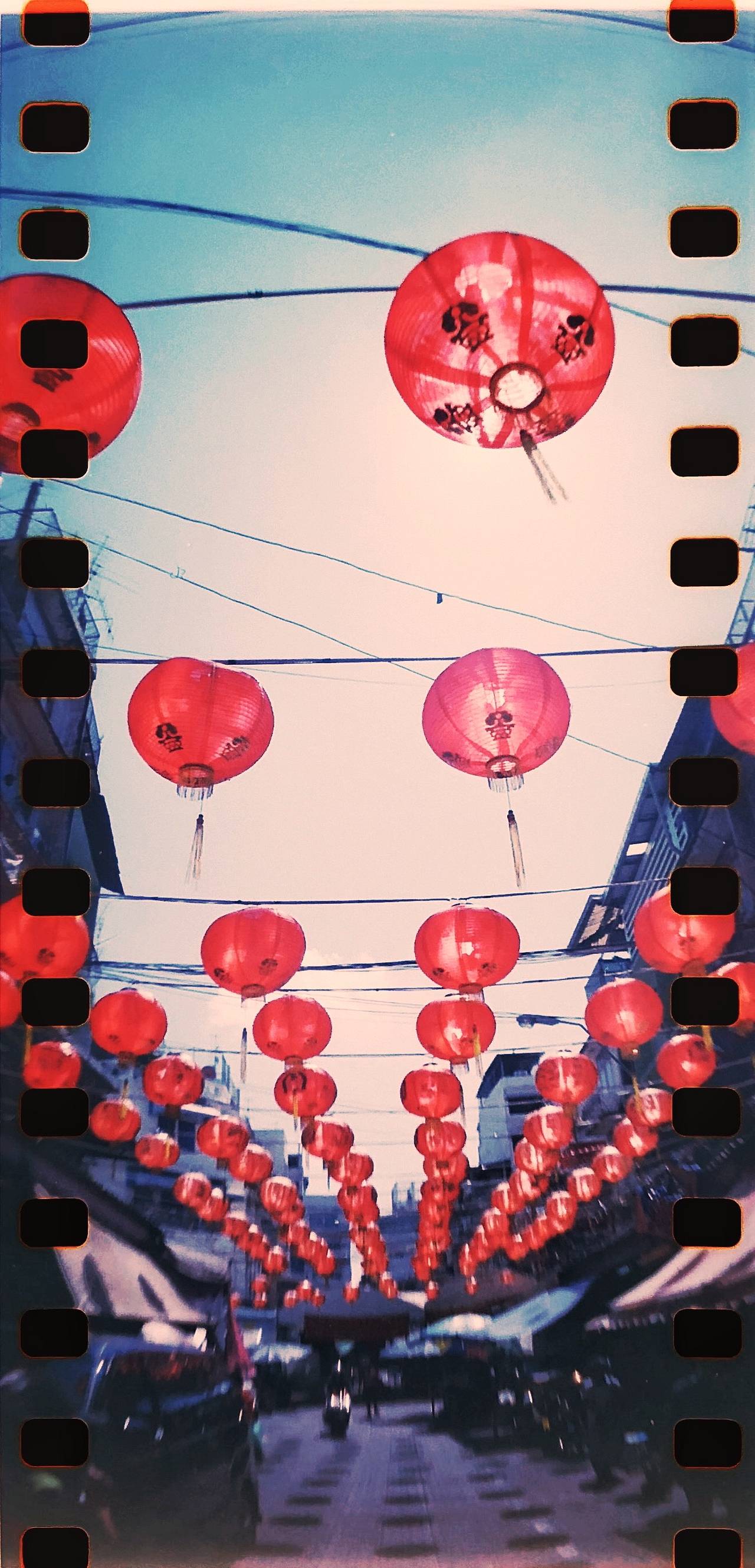 扫描特殊格式胶片 － 如全景、重曝或含齿孔的胶片。