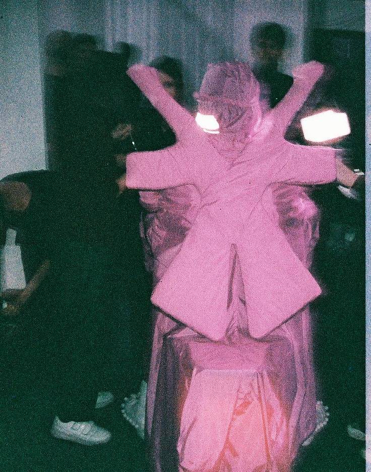 © Samy Bienheureux | 装载 LomoChrome Purple ISO 100–400 110 紫调负片胶卷 的 Lomomatic 110 自动玻璃镜头胶片相机