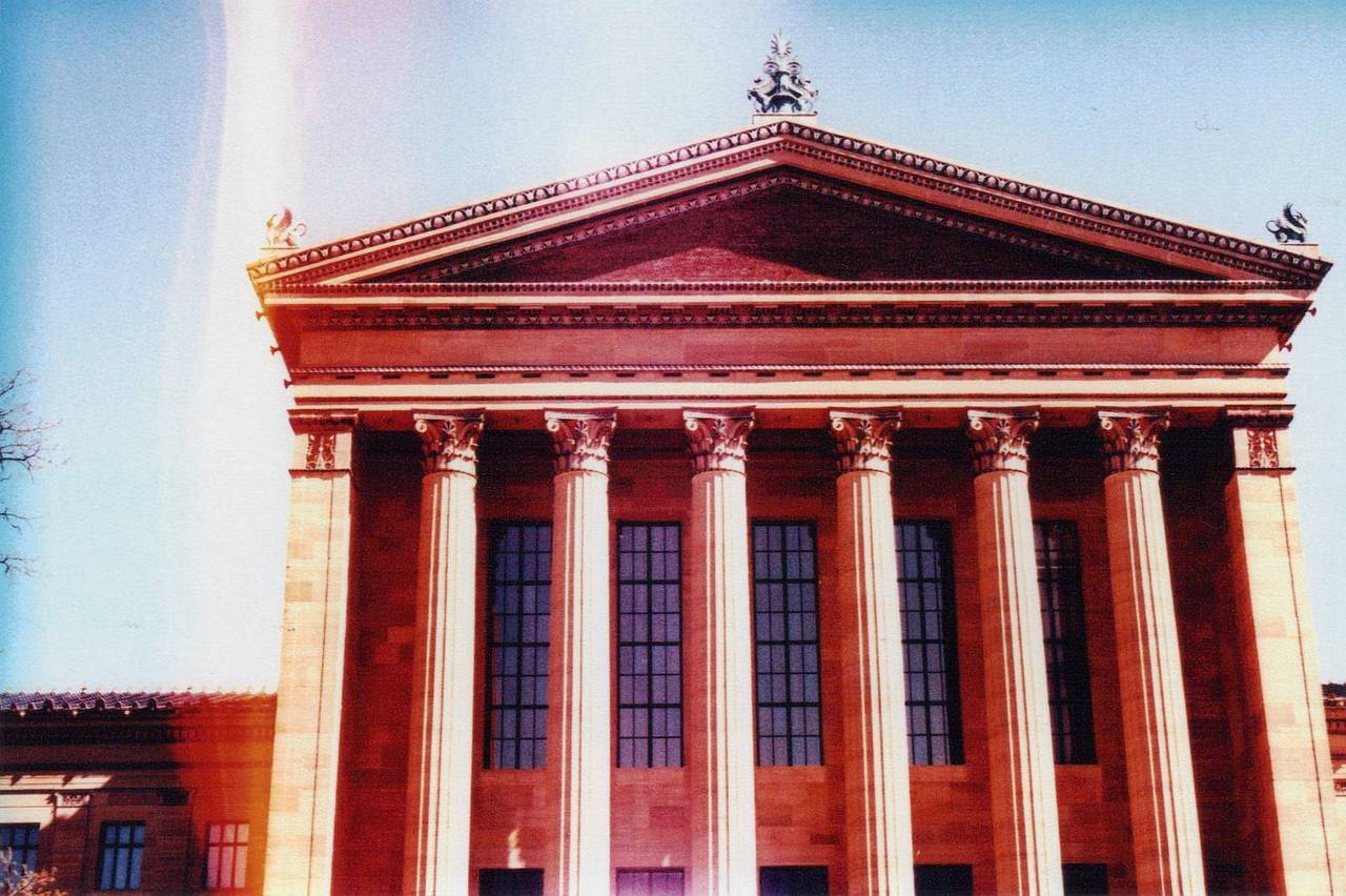费城美术馆（Philadelphia Museum of Art） 拥有丰富的印象派、亚洲和当代艺术杰作，本身也是一处很酷的建筑空间。你可以在《洛奇》电影中的标志性台阶上拍照，或者在本杰明·富兰克林公园大道（the Benjamin Franklin Parkway）上拍摄城市天际线。 附近的 罗丹博物馆、 巴恩斯基金会 和 船屋街 ，让这一带足够你花上一整天汲取视觉灵感。(Photo by fearcreptintomymind )