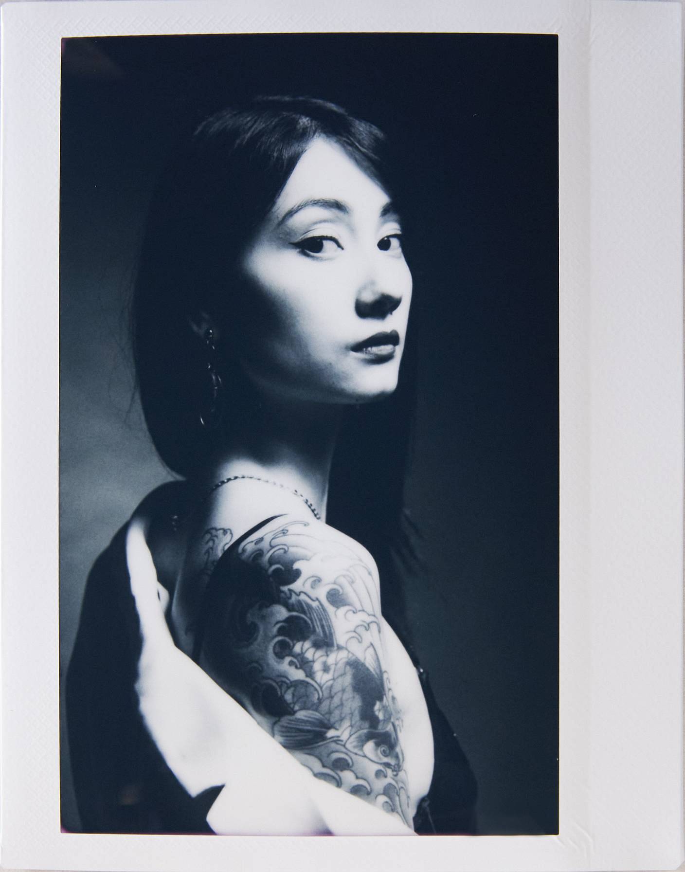 由 Mahnoosh Niakan 使用 LomoGraflok 4×5 拍立得机背拍摄的照片 | 模特：Verena Conde