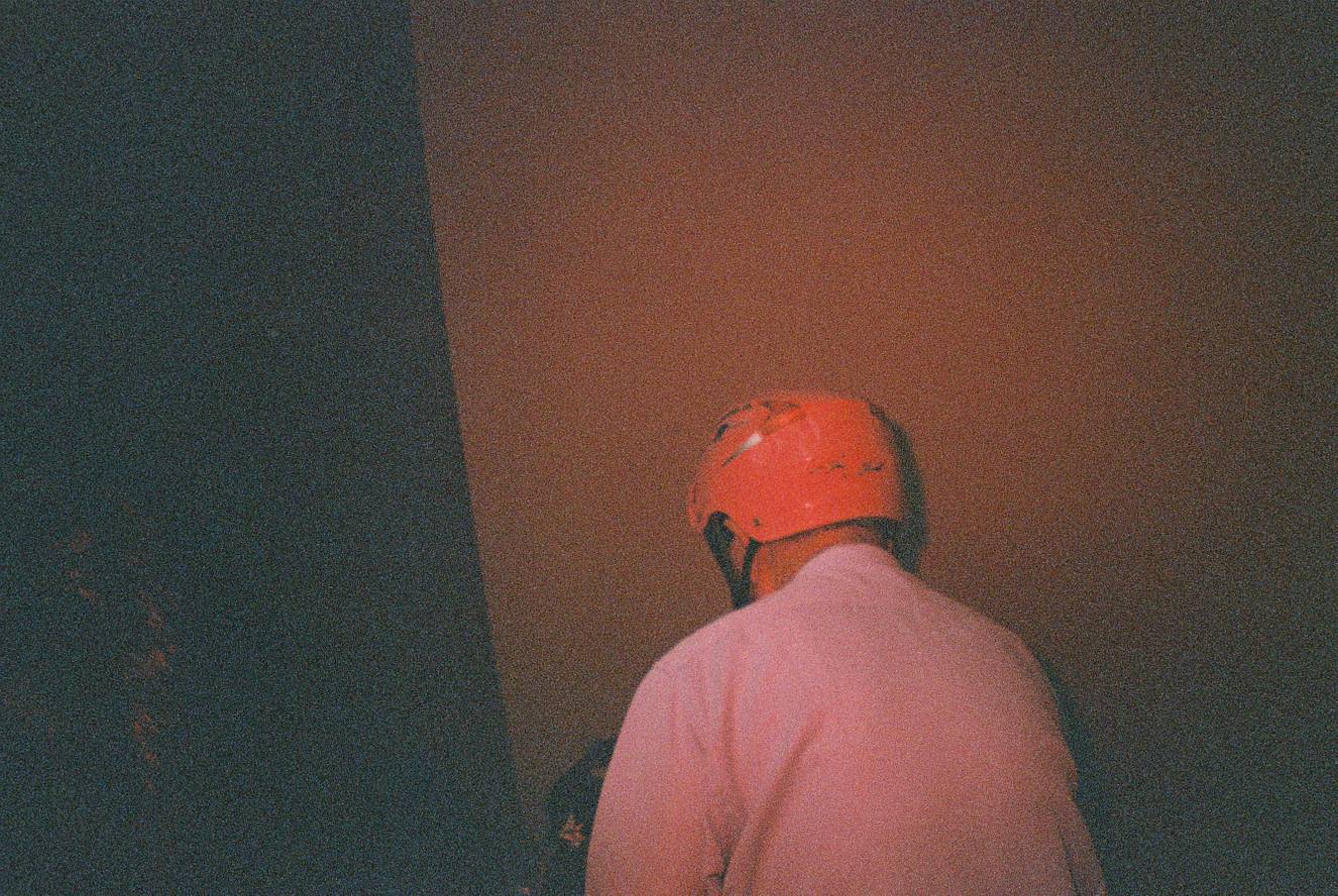 第一张 © 王圣熠， 使用Lomography Redscale XR ISO 50-200 135 红调负片胶卷 ； © 骆骏骐，使用 La Sardina 沙丁鱼胶片相机连闪光灯－白色 DIY 版 拍摄（2-3 张搭配 Fritz the Blitz 闪光灯红色滤镜）